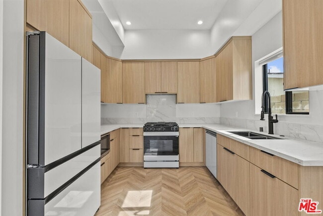 Building Photo - 10006 Odessa Ave