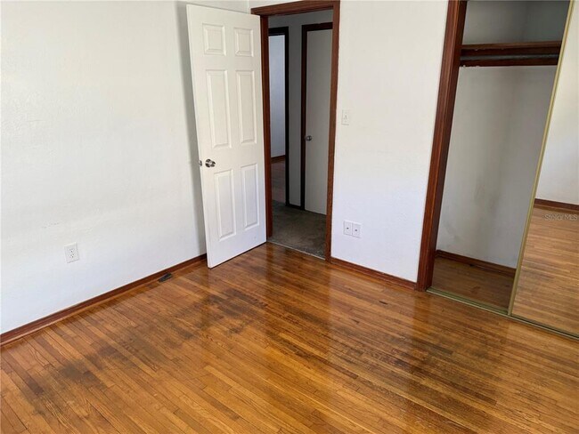 Building Photo - 1247 Lakeview Dr