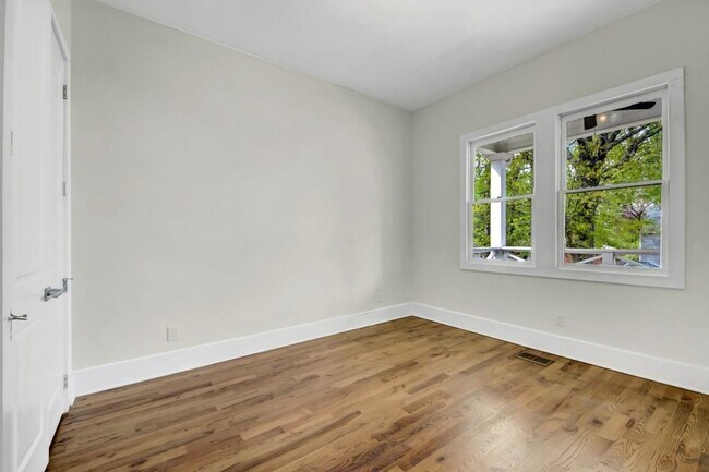 Building Photo - 1442 Mercer Ave