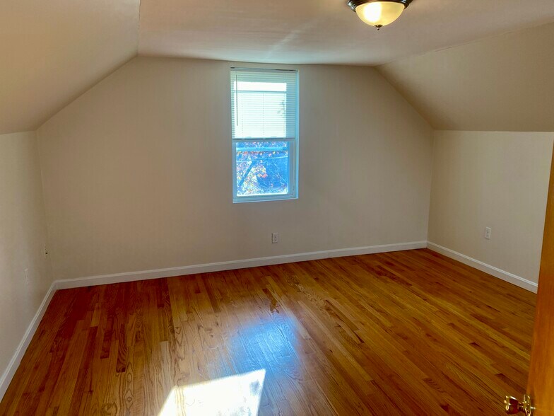 Building Photo - 123 Thorndike St