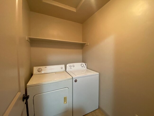Building Photo - DARLING TOWNHOME AVAILABLE FOR RENT!