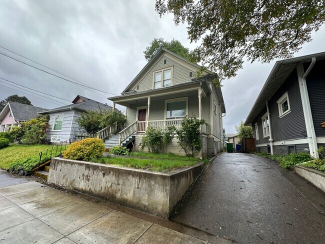 Building Photo - Charming 3 Bedroom Portland Home!