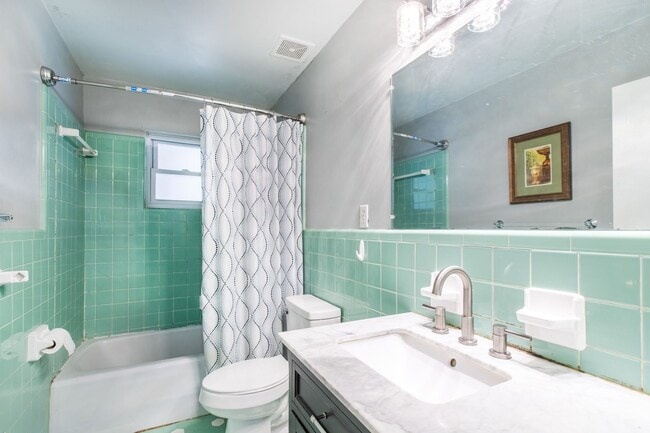 Building Photo - Convenient to Downtown Brevard