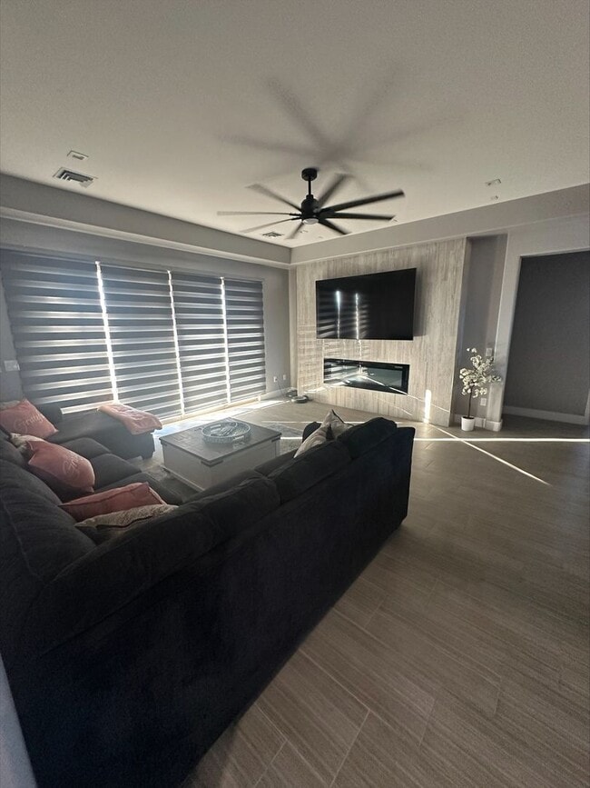 Building Photo - Beautiful Brand-New Home for Rent in Viewp...
