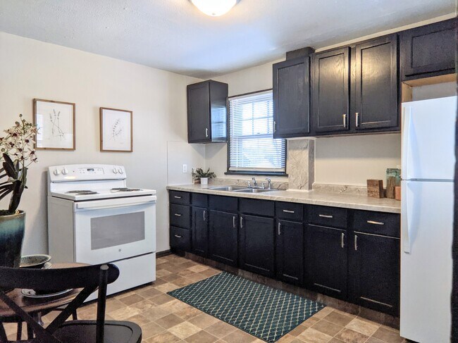 Building Photo - Hanscom Park Full Duplex