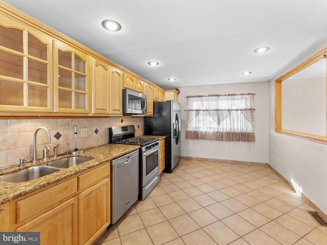 Building Photo - 3321 Fairdale Rd