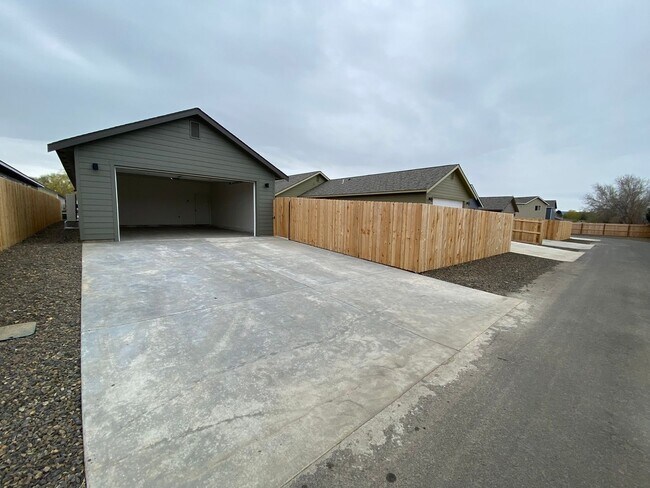 Building Photo - 2513 N Benjamin Ln