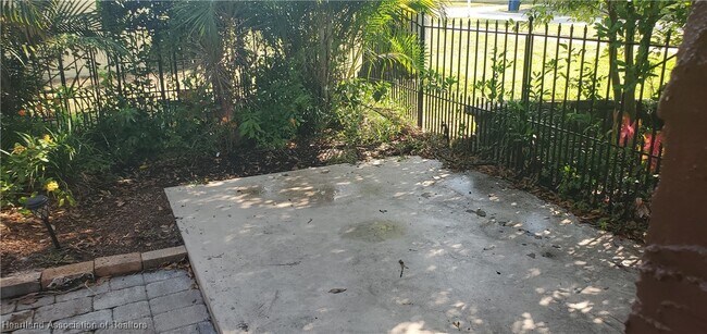 Building Photo - 2650 Lakeview Dr
