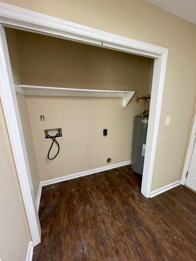 Building Photo - ** 3 Bed 2 Bath located off Wares Ferry road ** Call 334-366-9198 to schedule a self tour