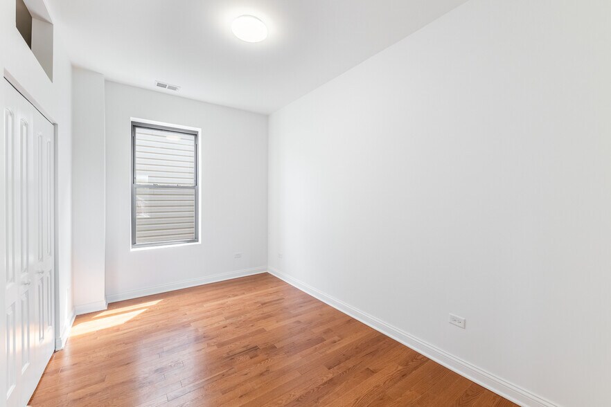 Building Photo - 914 W 19th Plz