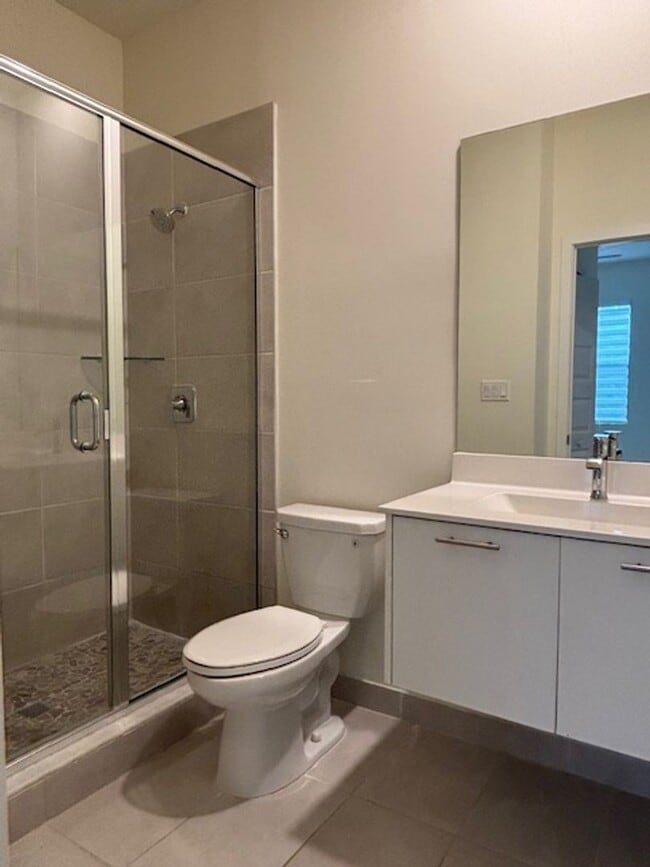Building Photo - Great Condo unit in Doral