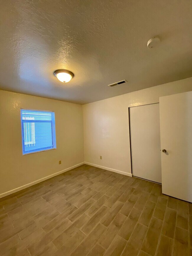 Building Photo - 3 bedroom unit with private laundry. 2 OFF...