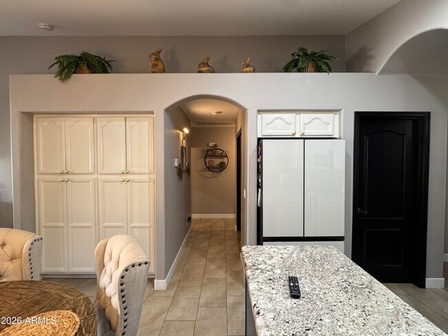 Building Photo - 734 E Kelsi Ave