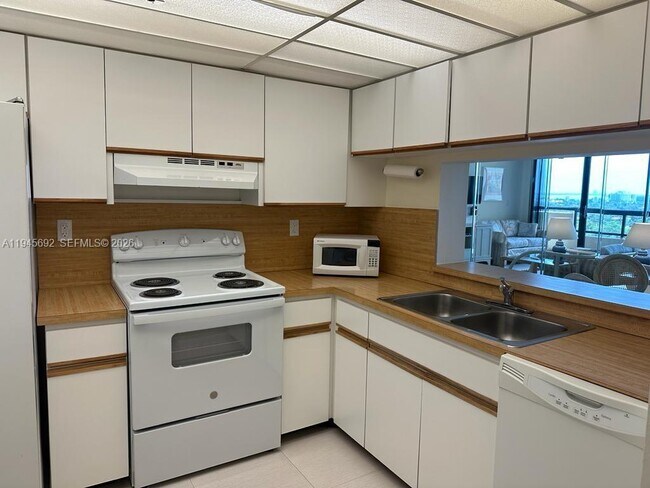 Building Photo - 2555 Collins Ave