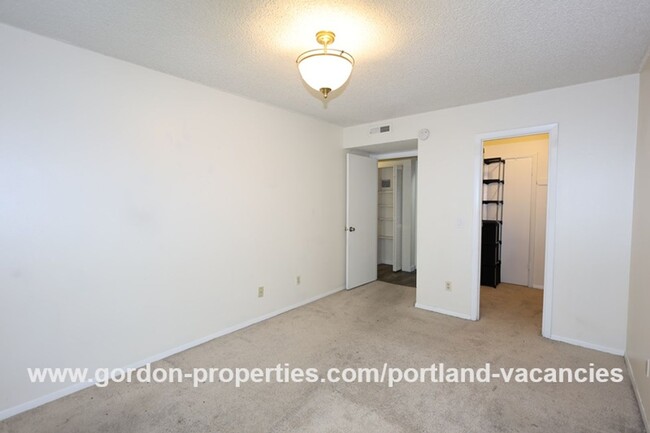 Building Photo - $1,395.00 - NE Fremont St - 2 bedroom cond...