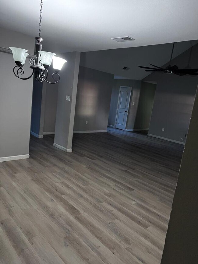 Building Photo - 205 Clover Ln