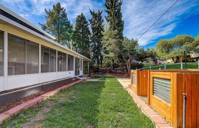 Building Photo - Newly Remodeled Home with Spacious Driveway!