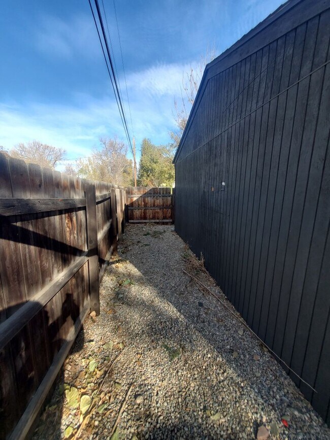 Building Photo - Spacious Ranch Style 4 BR Available in Aug...