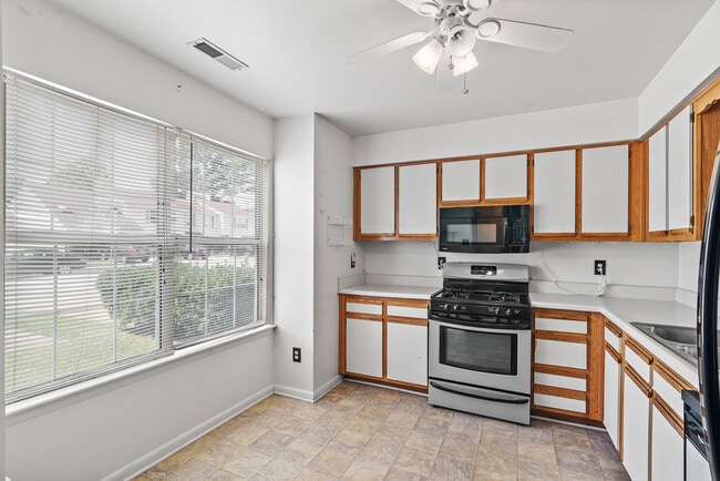 Building Photo - 15 Riverchase Dr