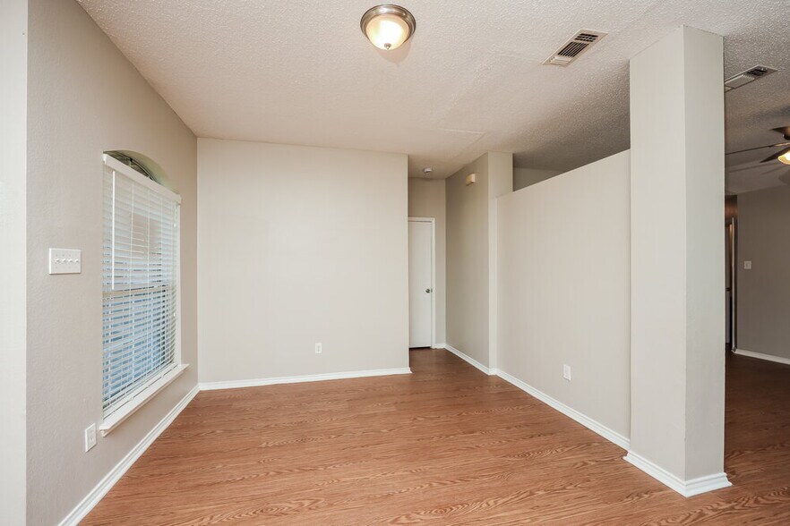 Building Photo - 2717 Bent Brook Dr