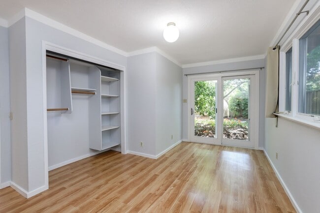 Building Photo - 4 Bed / 2 Bath Welcoming Midtown Palo Alto...