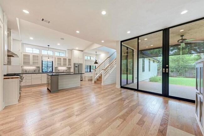 Building Photo - 1707 W St Johns Ave