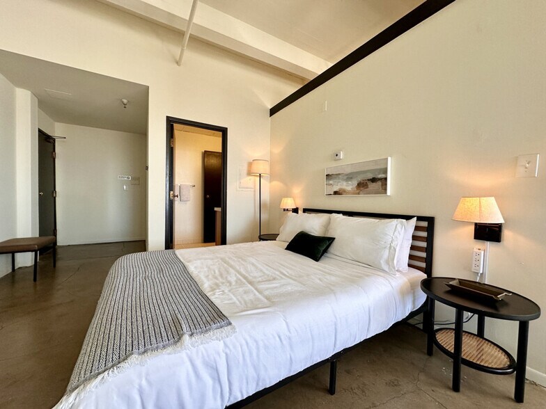 Building Photo - 823 N 2nd St