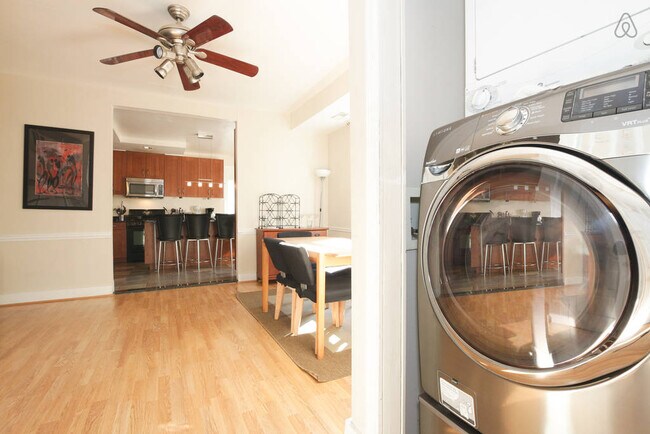 Building Photo - Private room in 6 bedroom Washington Apart...