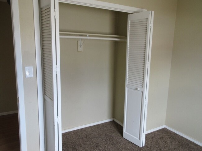 Building Photo - 4 bedroom 3 bathroom w/basement