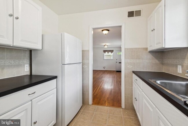 Building Photo - 9923 Mayfield Dr