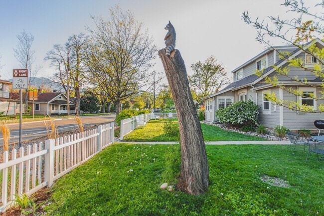 Building Photo - A Cozy 2 bed/1 bath Oasis in Central Boulder! Owner credits application fees! AVAILABLE SEPTEMBER...