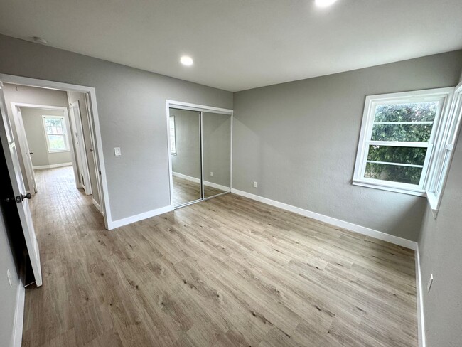 Building Photo - Charming 2 Bedroom Home Near Olivedale Par...