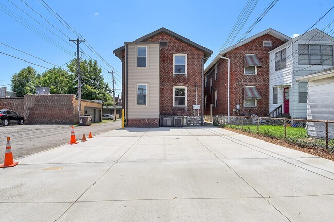 Building Photo - 4915 Mardel Ave