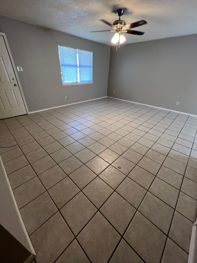 Building Photo - 3 Bed 1.5 Bath House Total Electric.