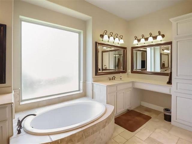 Building Photo - 4815 Livingston Dr