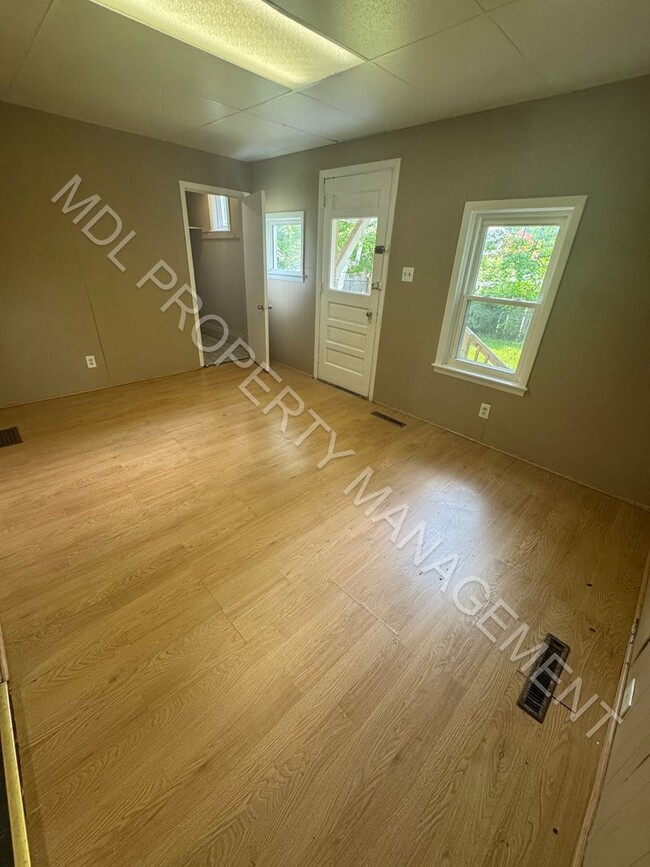 Building Photo - 4 Bedroom 1.5 Bathroom Home