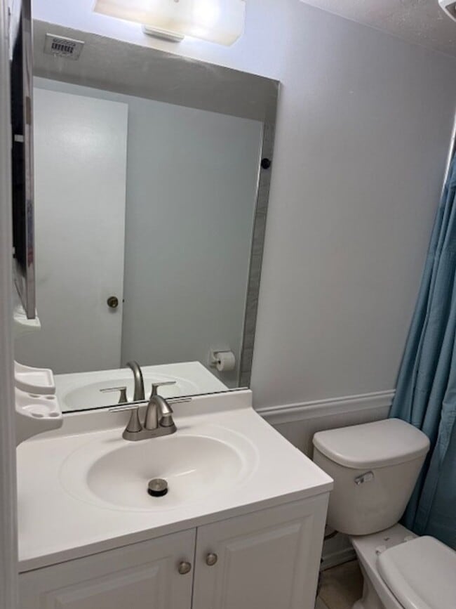 Building Photo - Move In Ready Condo in Woodside Villas