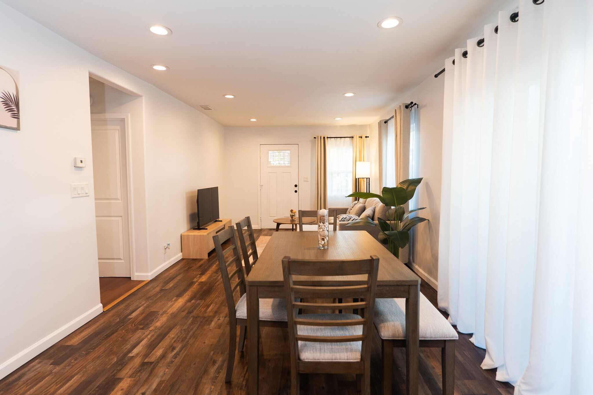 Building Photo - 940 S Bernal Ave