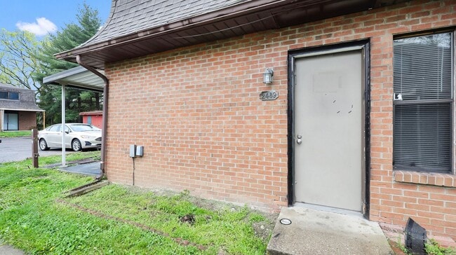 Building Photo - 1 Bedroom Townhouse Apartment