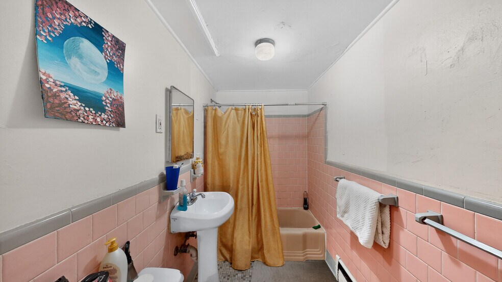 Building Photo - 1071 Beacon St