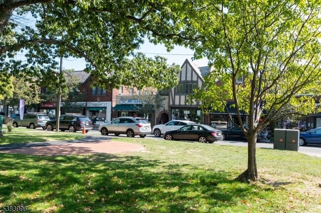 Building Photo - 207 N Fullerton Ave