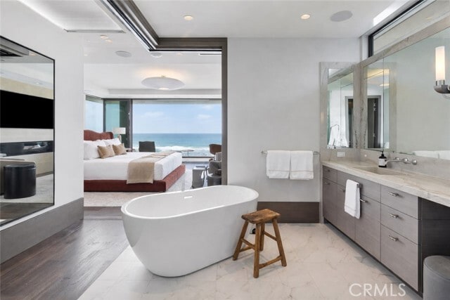 Building Photo - 716 The Strand