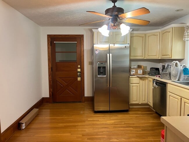 Building Photo - One Level Home! 3bed/1 bath with extra-lar...