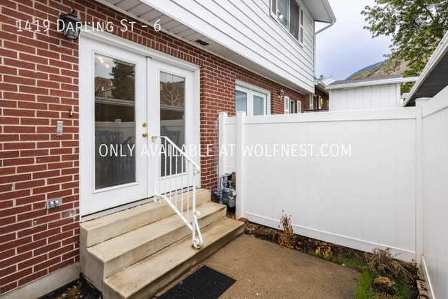 Building Photo - Stunning 3 Bed Ogden Townhome! No Deposit ...
