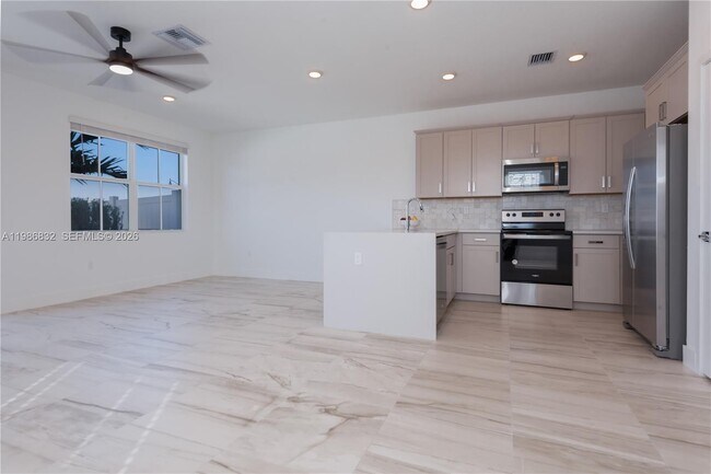 Building Photo - 230 SW 170th Ave