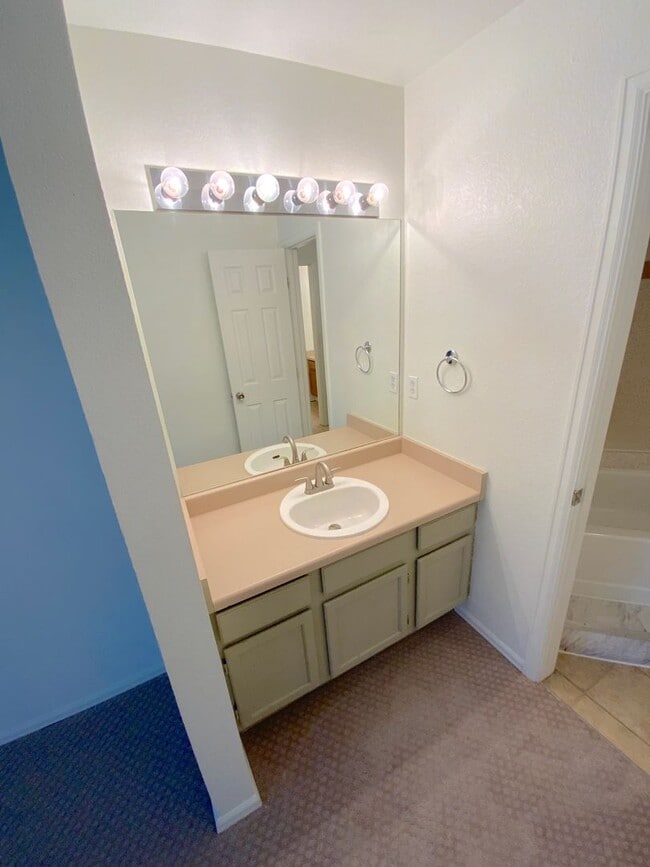 Building Photo - 2 Bedroom Townhome Available Near W Cheyenne Blvd & S Nevada Ave