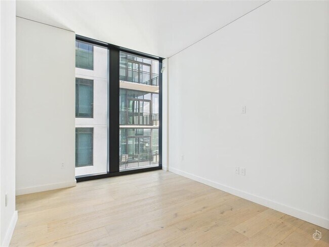 Building Photo - 610 Davis St