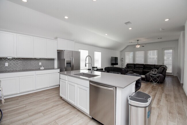 Building Photo - 31438 Vineyard Creek Dr