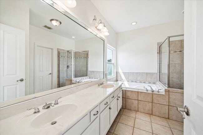 Building Photo - 2402 Calumet St