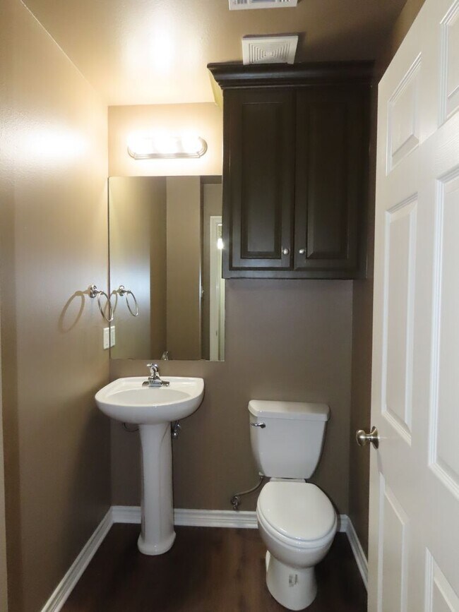 Building Photo - Stunning 3 Bedroom, 2 Story w/Bonus Room in South Tyler!